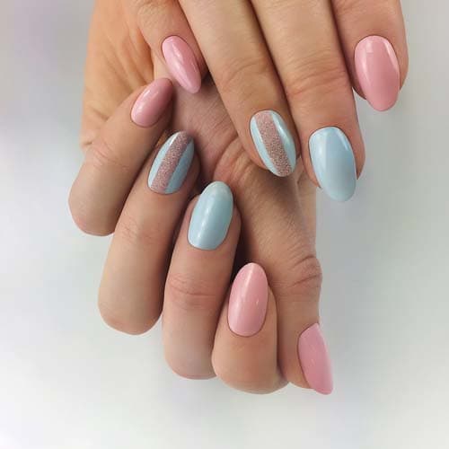 Ροζ γαλάζια νύχια με γραμμικό σχέδιο