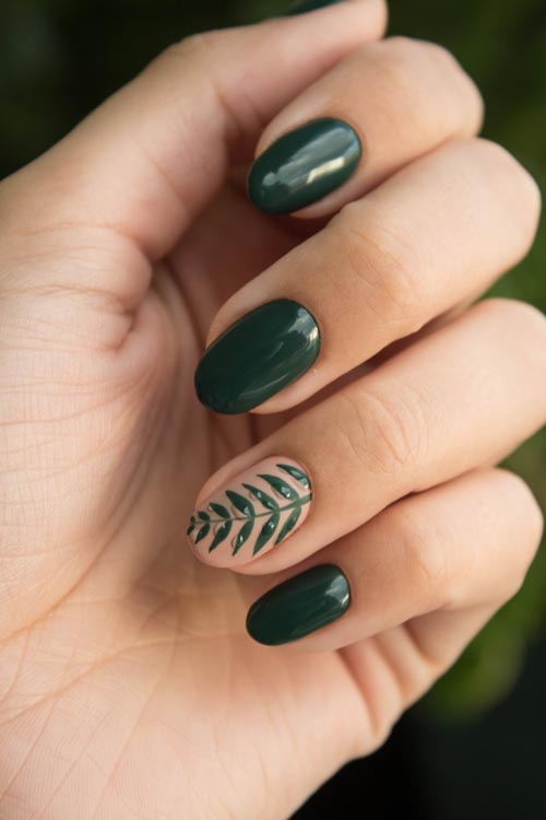 Σκούρα πράσινα νύχια με φλοράλ σχέδιο