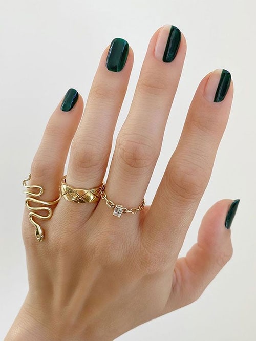 Minimal nail art με σκούρο πράσινο βερνίκι νυχιών