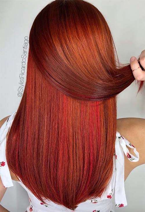 Κρυμμένες κόκκινες ανταύγειες σε χάλκινα μαλλιά