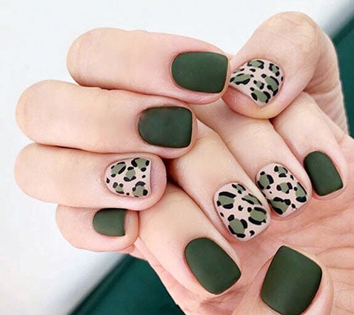 Πράσινο ματ μανικιούρ με leopard nail art