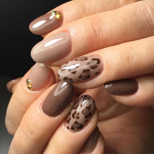 Glossy leopard print nail art σε μπεζ χρώμα