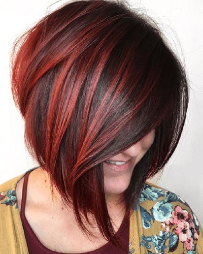 Σκούρα καστανά μαλλιά με έντονες κόκκινες ανταύγειες