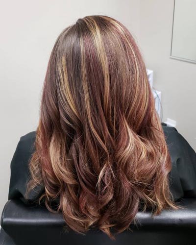 Ash brown hair με maroon ανταύγειες