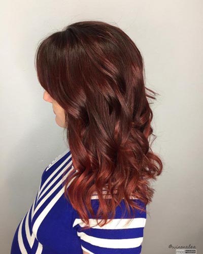 Καστανοκόκκινα μαλλιά με βαθιές κόκκινες ανταύγειες