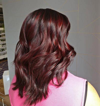 Σοκολατί μαλλιά με σκούρες κόκκινες ανταύγειες