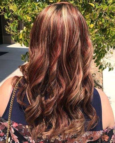Καστανά μαλλιά μεσαίου τόνου με κόκκινες και ξανθιές ανταύγειες