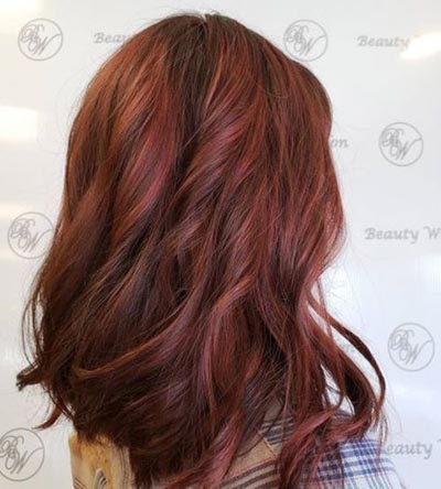Καστανά μαλλιά με κόκκινα highlights