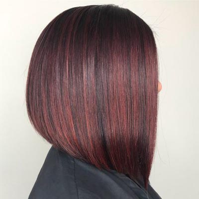 Σκούρα καστανά μαλλιά με κόκκινες ανταύγειες