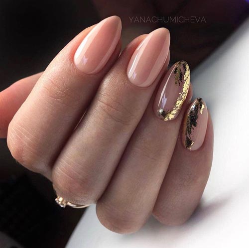Ροζ νύχια με σχέδια από φύλλα χρυσού