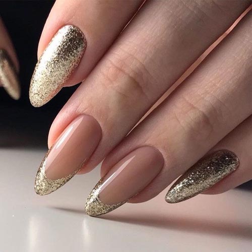 Νουντ νύχια με χρυσό γαλλικό