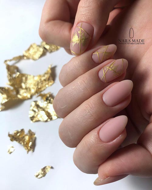 Ματ νουντ νύχια με χρυσές γραμμές και φύλλα χρυσού