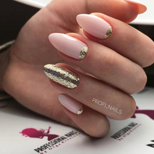 Ροζ νύχια με χρυσό ανάποδο γαλλικό