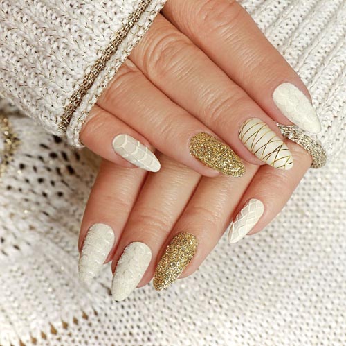 Λευκά νύχια με χρυσές γραμμές και χρυσό glitter