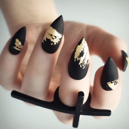 Μαύρα ματ νύχια με φύλλα χρύσου