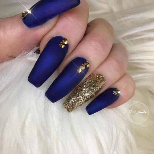 Μπλε νύχια με χρυσό γκλίτερ και μεταλλικά τρουκς