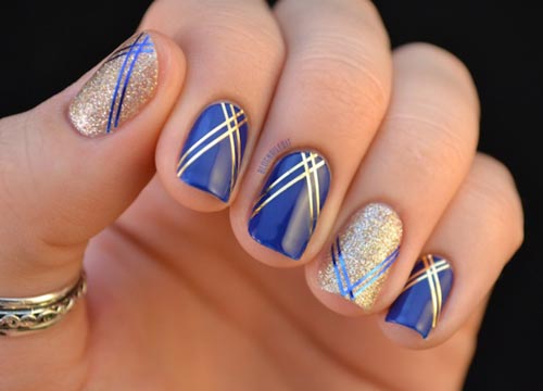 Μπλε χρυσά νύχια με γραμμές