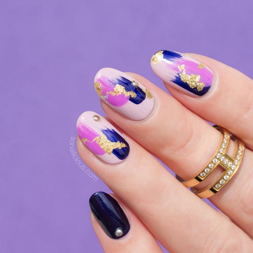 Μπλε ροζ νύχια με αφηρημένα σχέδια από χρυσό, μπλε και ροζ