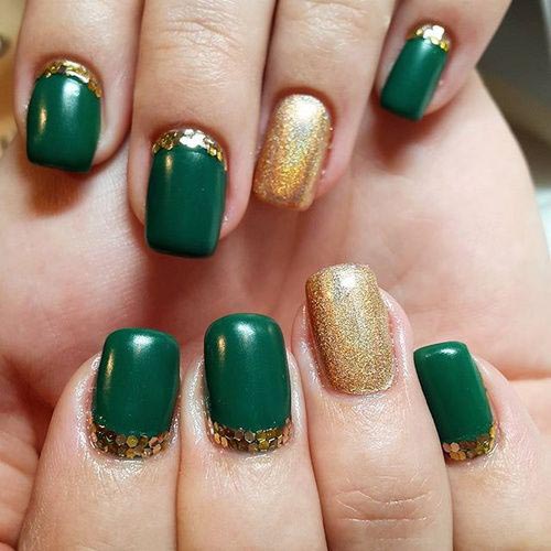 Πράσινα νύχια με ανάποδο χρυσό γαλλικό από glitter
