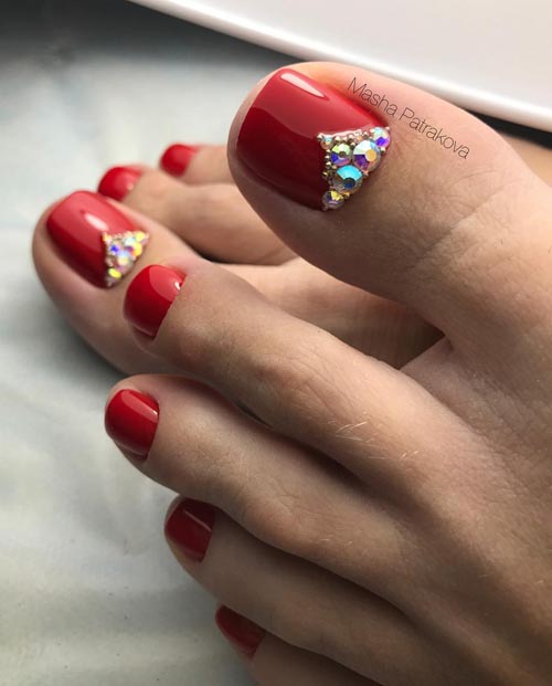 Κόκκινα νύχια ποδιών με στρας