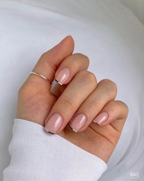 Micro french nails με ασπρόμαυρη γραμμή