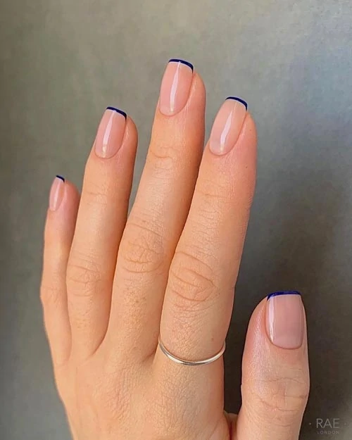 Skinny french nails με nude βάση και μπλε λεπτή γραμμή