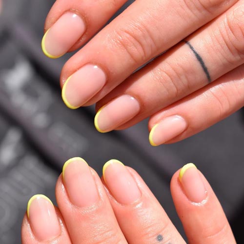 Nude french nails με κίτρινη λεπτή γραμμή