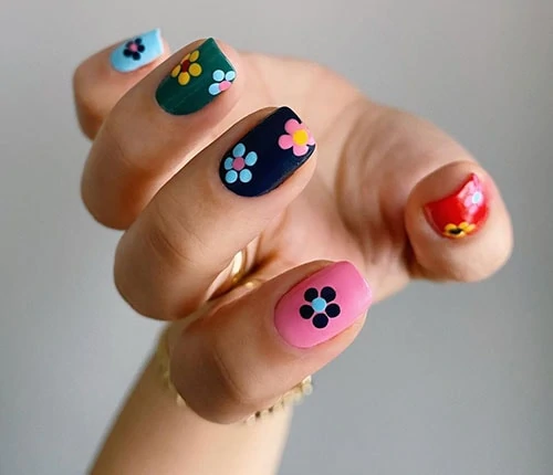 Nail art με πολύχρωμα λουλούδια