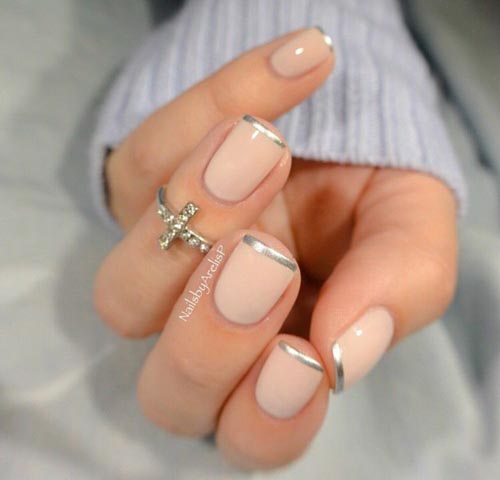 French nails με ασημένια γραμμή