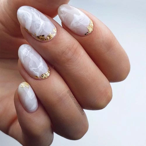 Νύχια μάρμαρο σε λευκό χρώμα με φύλλα χρυσού