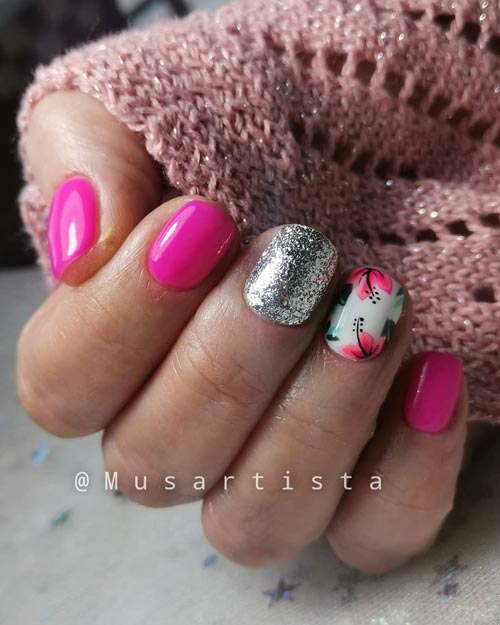Ροζ φούξια νύχια με φλοράλ σχέδιο και ασημί glitter
