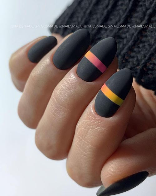 Μαύρα ματ νύχια με ombre γραμμές