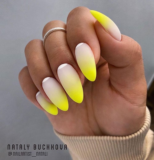 Κίτρινο όμπρε γαλλικό με λευκό half moon nails