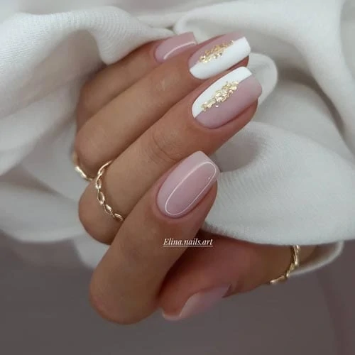 Nude nails με λευκό και χρυσό glitter