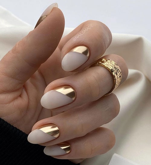 Άσπρο γαλακτερό μανικιούρ με χρυσό half moon nails