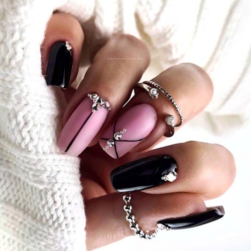 Μαύρα ροζ νύχια με γραμμές και στρας