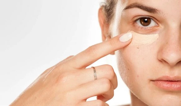 Tips μακιγιάζ για σακούλες κάτω από τα μάτια (1)