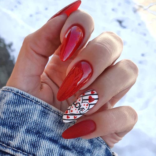 Κόκκινα Valentine's nails με καρδιές και love