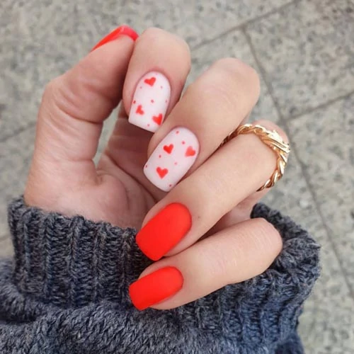 Valentine's nails σε κόκκινο χρώμα με μικρές καρδούλες