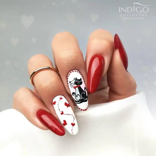 Κόκκινα νύχια με καρδιές και γατούλες σε άσπρο φόντο