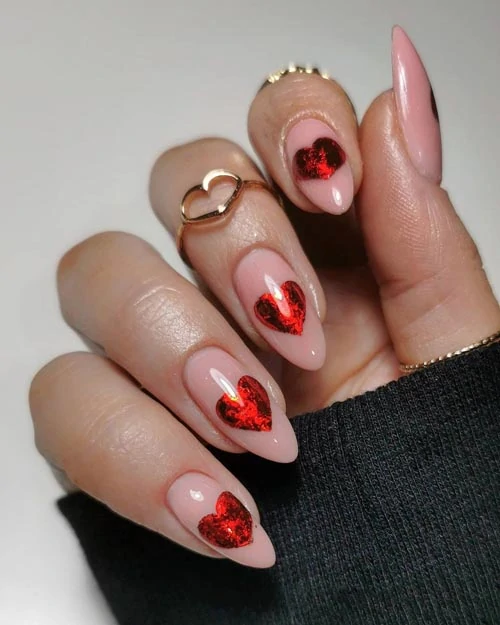 Nude Valentine's nails με κόκκινες καρδιές από glitter