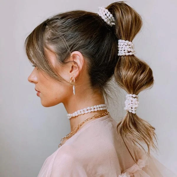 Bubble ponytail με φράντζα, διακοσμημένη με πέρλες