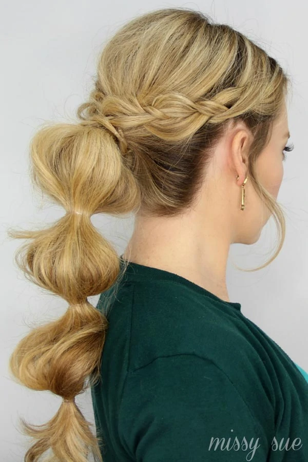 Bubble ponytail με πλεξούδα