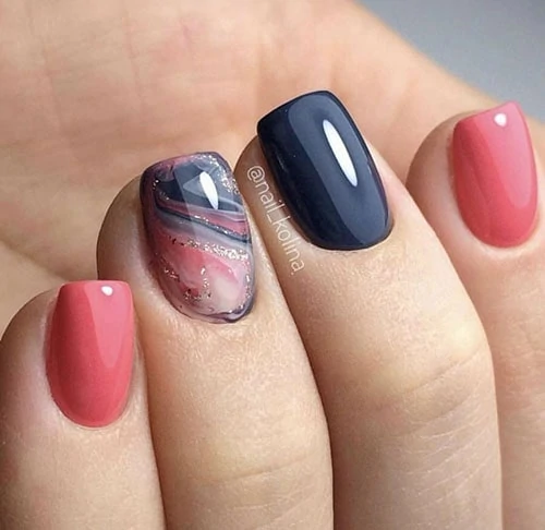 Σκούρα navy blue και ροζ νύχια με σχέδιο