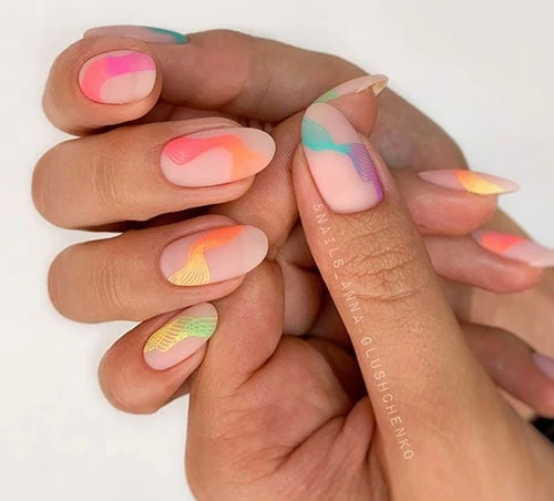 Nude spring nails με neon κυματιστές γραμμές