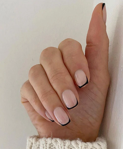 Skinny french nails με nude βάση και μαύρη γραμμή