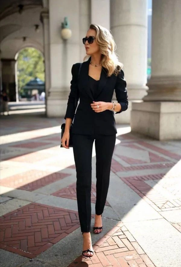 Μαύρο γυναικείο κοστούμι με μπλούζα και μαύρο πέδιλο