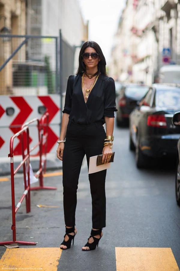 Total black look με σατέν μπλούζα και υφασμάτινο παντελόνι