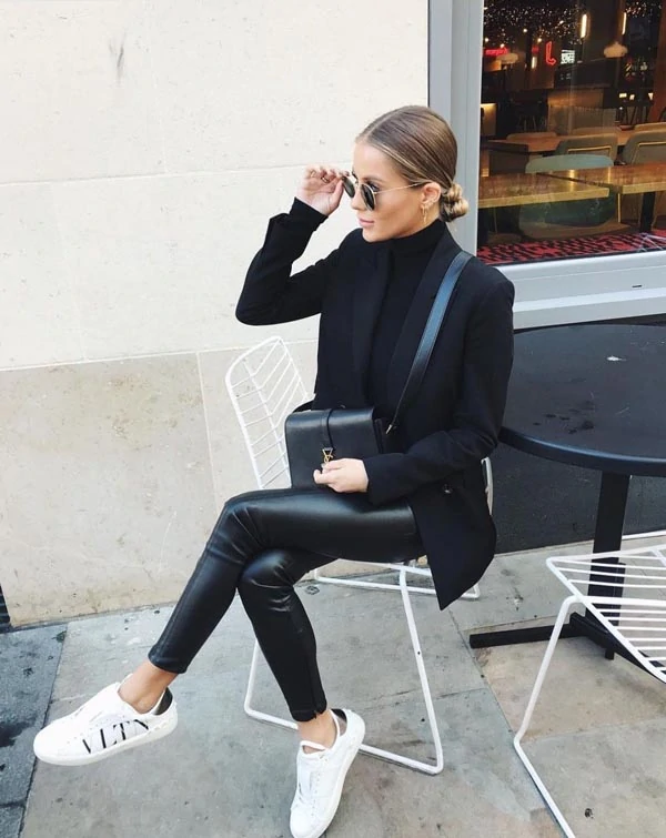 Total black outfit με δερμάτινο παντελόνι, σακάκι και άσπρα sneakers