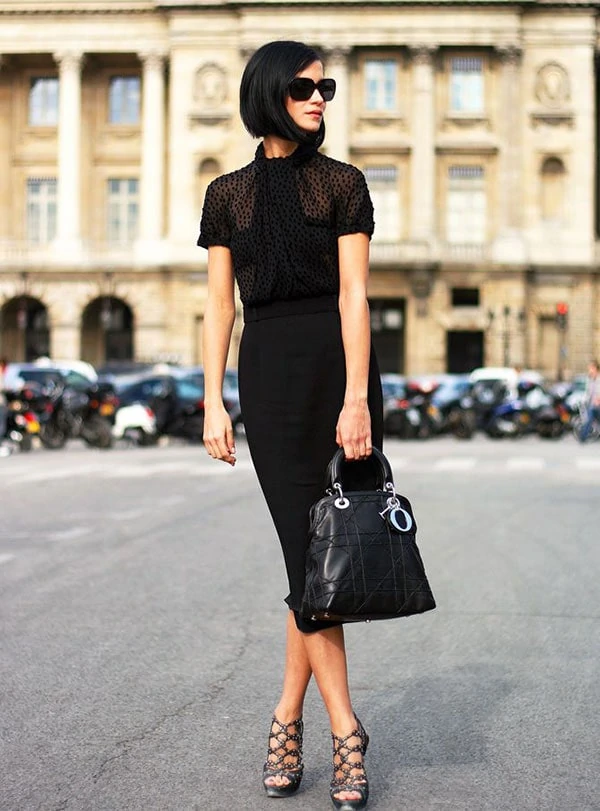 Κομψό ντύσιμο με μίντι pencil μαύρη φούστα και μπλούζα από πουά διαφάνεια